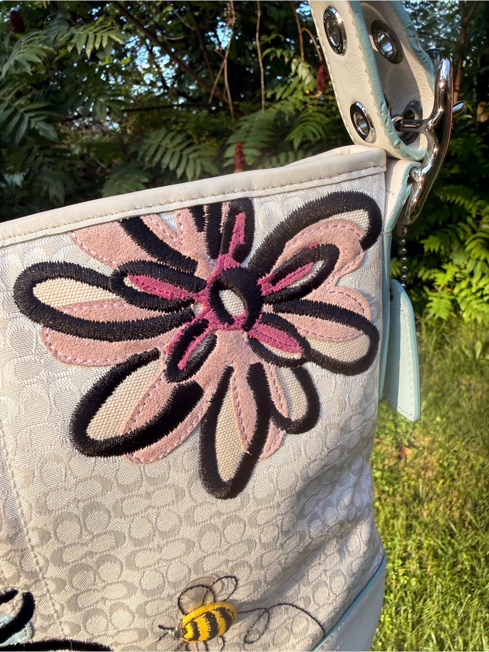 Coach White Floral Duffle Bag F10871 🐝 - Picture 7 of 16